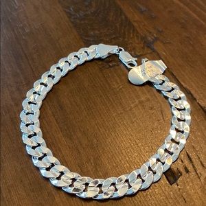 New silver plated cuban chain bracelet 9”, width 10mm. Unisex